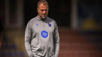 هانزي فليك يحسم موقفه من صفقة ضم لاعب بايرن ميونخ إلى برشلونة